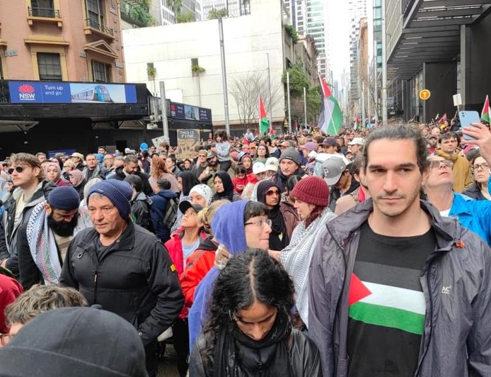 সিডনি হারবার ব্রিজে ইসরাইল বিরোধী ঐতিহাসিক ‘মানবতার জন্য মিছিল’ 